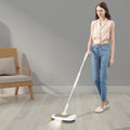 Cet aspirateur au format balai associe l'entretien des sols durs et une technologie lithium ion