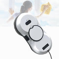 Ce robot nettoyeur de fenetres associe le nettoyage des surfaces vitrees et une commande a distance