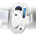 Robot pour surfaces vitrees associant une detection des obstacles et le deplacement sur la vitre