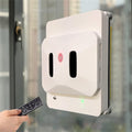 Robot pour surfaces vitrees integrant le nettoyage des surfaces vitrees et une commande a distance